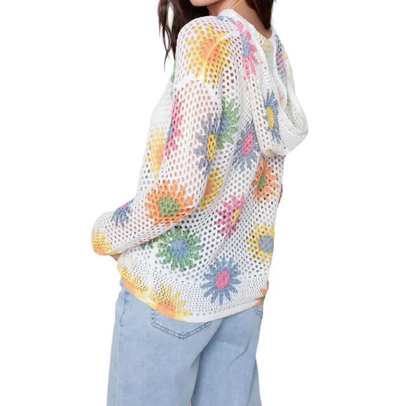 crochet-hoodie-sweater-in-daisies